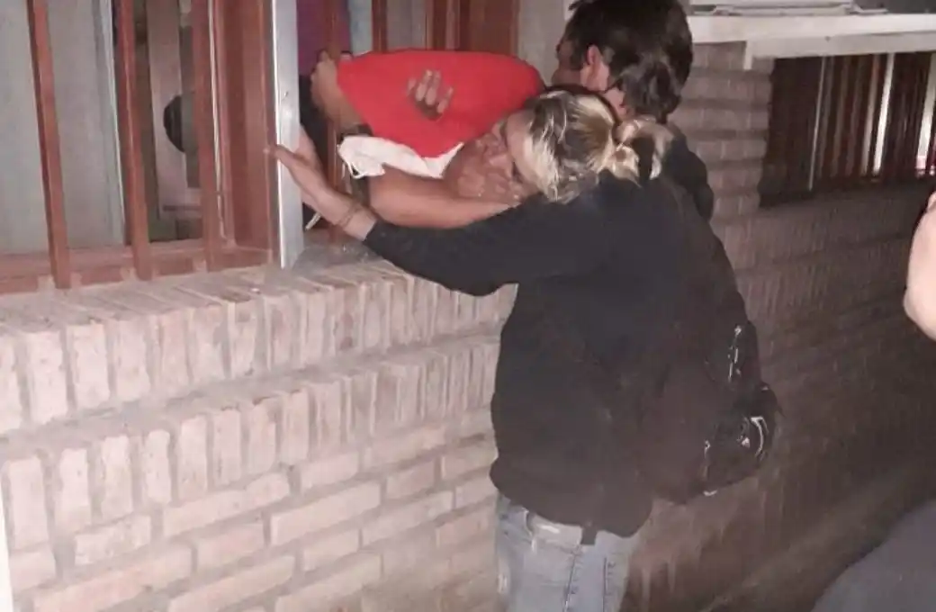 Video: rescataron a una ladrona embarazada que quedó atorada entre rejas