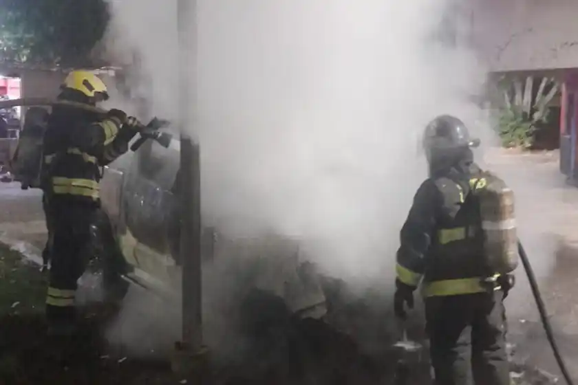 Alarma en Echesortu por una camioneta que se prendió fuego