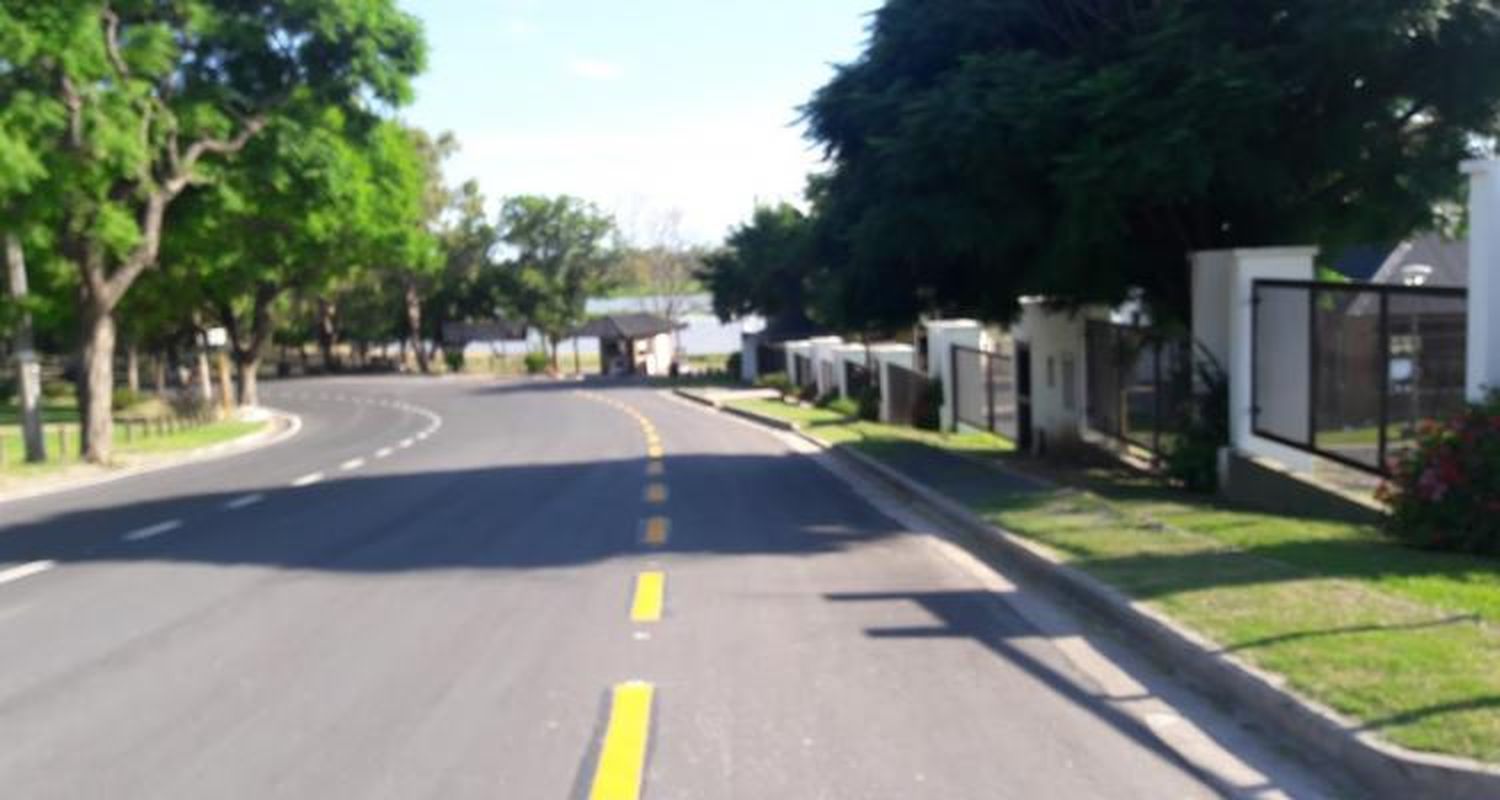 Habrá multas para quien estacione en la senda peatonal de la avenida Costanera