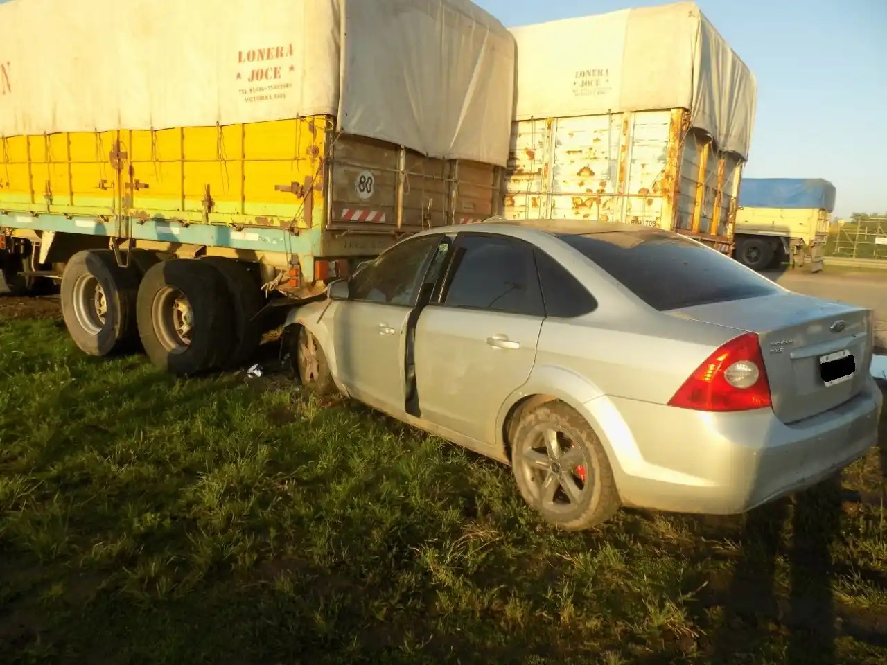 Perdió el control del auto, despistó e impactó contra el acoplado de un camión
