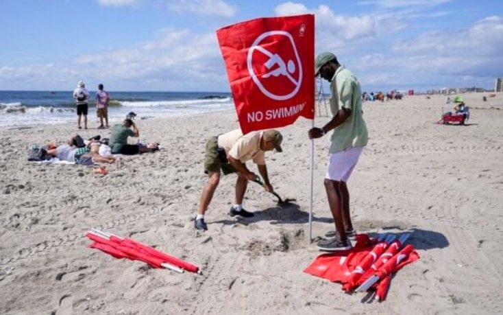 Rockaway Beach, por su cercanía a Brooklyn y Manhattan, es una de las playas más accesibles para los neoyorquinos, y de hecho se puede llegar hasta ella en línea de metro.