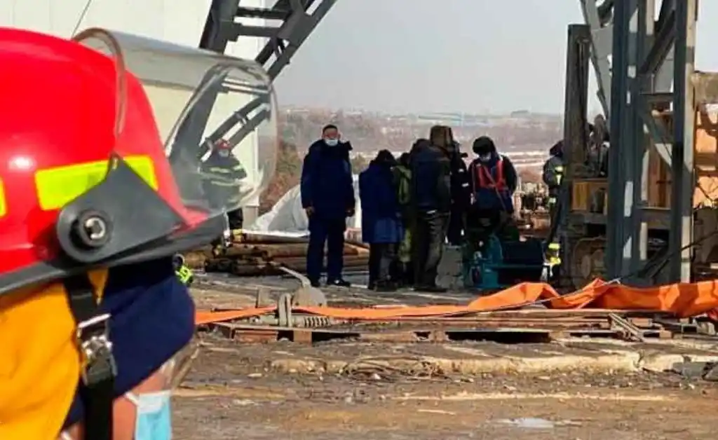 Veintidós mineros atrapados en mina de oro en China