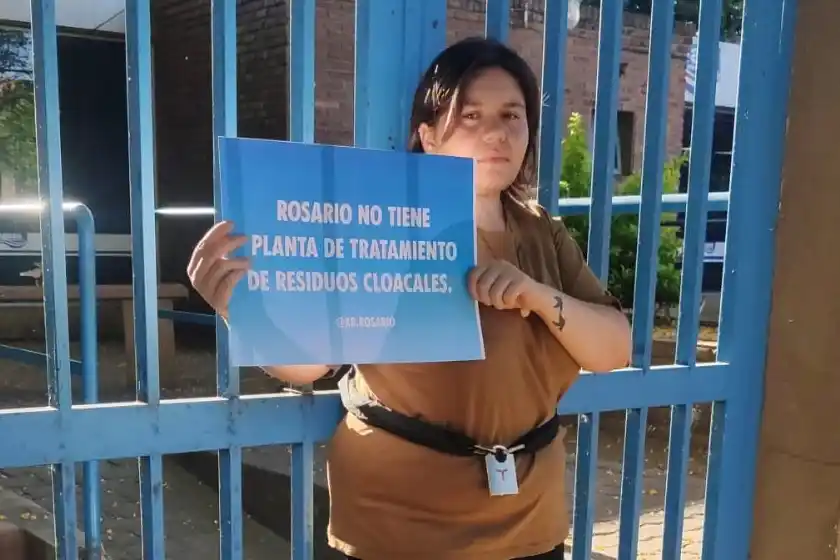 Activistas socioambientales se encadenaron a la puerta de Aguas Santafesinas