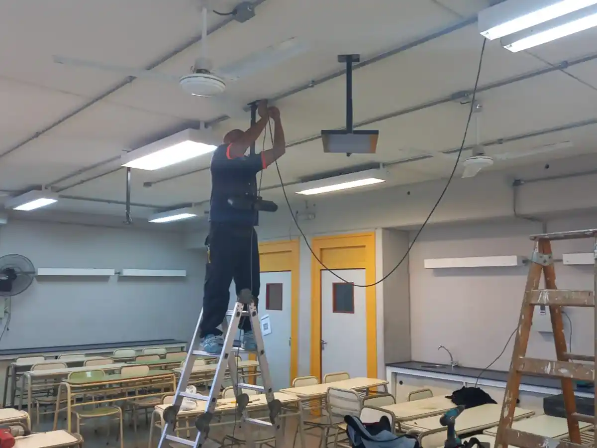 Instalaron equipos para dos aulas híbridas en el Cres 