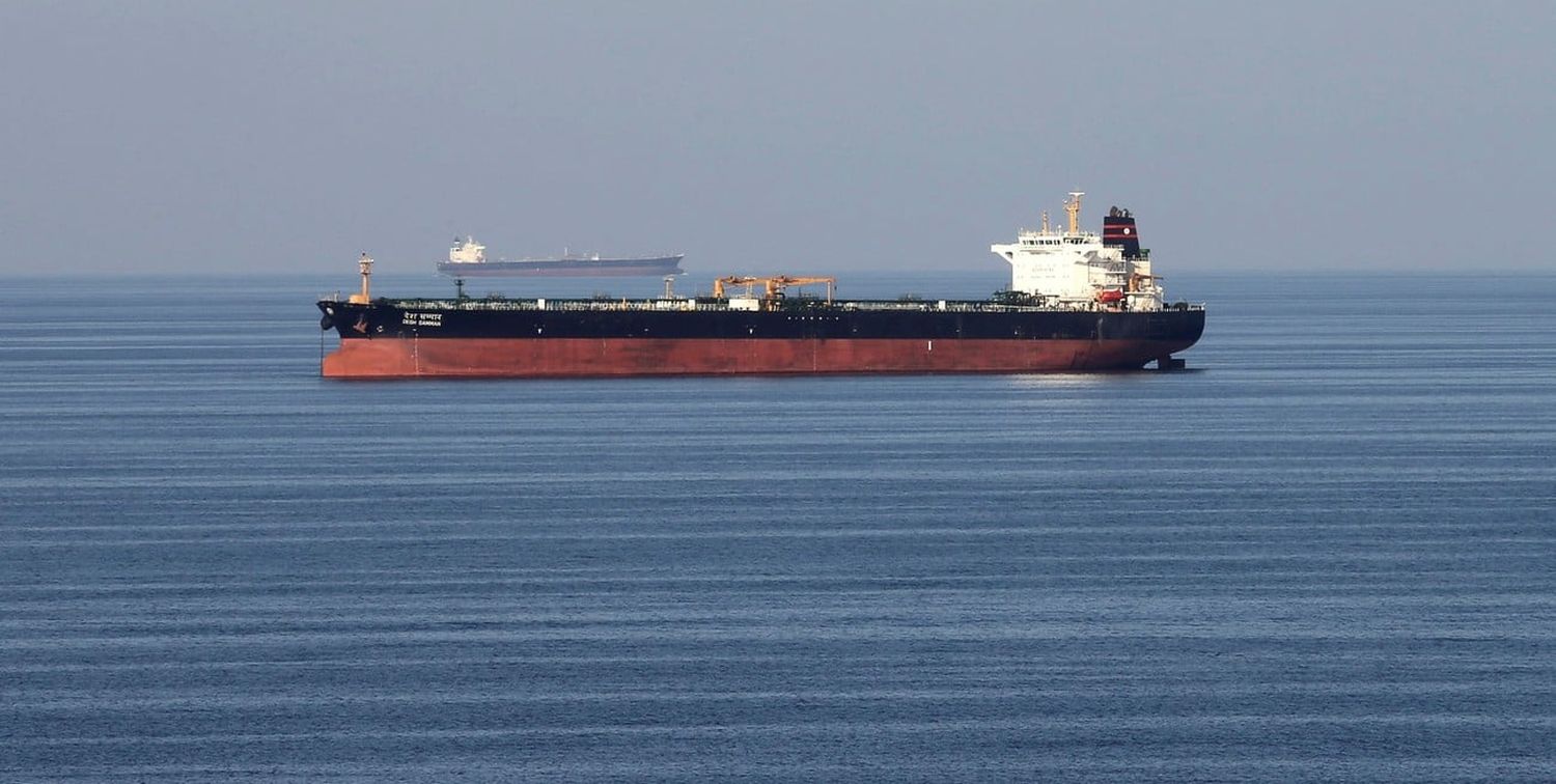 Un barco con petróleo por el estrecho de Ormuz, controlado en parte por Irán y una salida principal de recursos desde Medio Oriente. Crédito: Hamad I Mohammed/Reuters