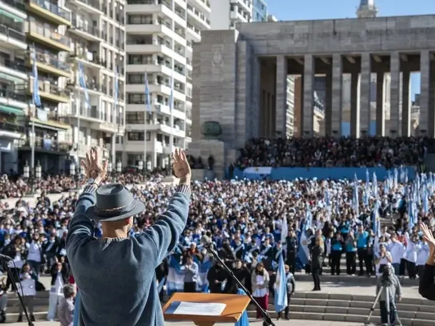 Abel Pintos encabezó la ceremonia de la promesa de lealtad de este viernes