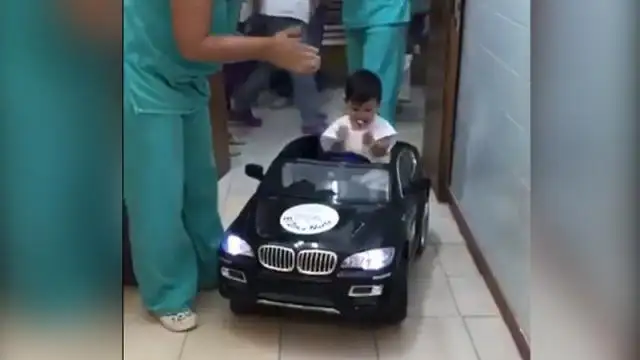 Hospital incorporó un autito eléctrico para llevar a los niños al quirófano