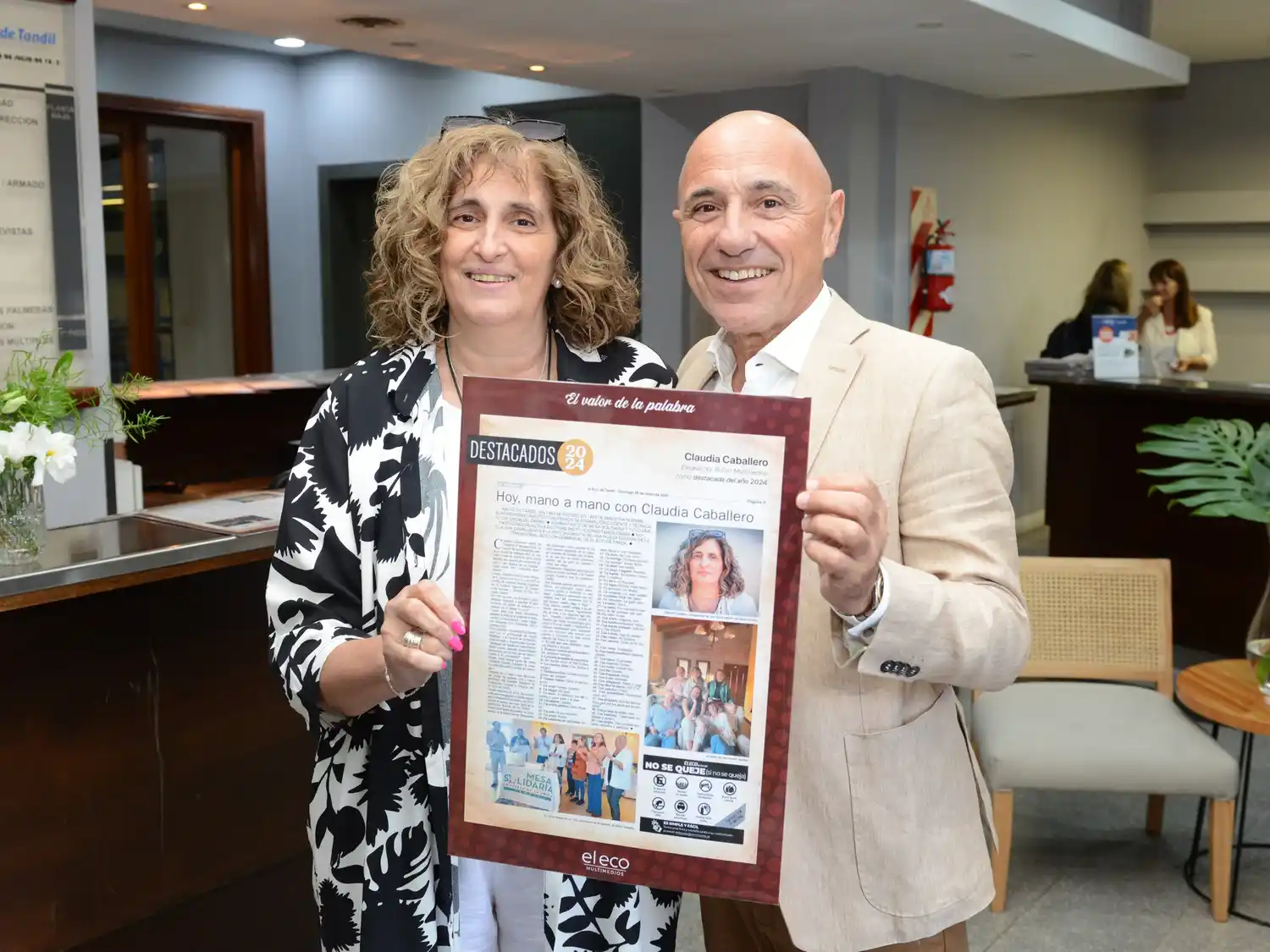 Claudia Caballero, presidenta de Mesa Solidaria, junto al director de El Eco de Tandil, Rogelio Rotonda.