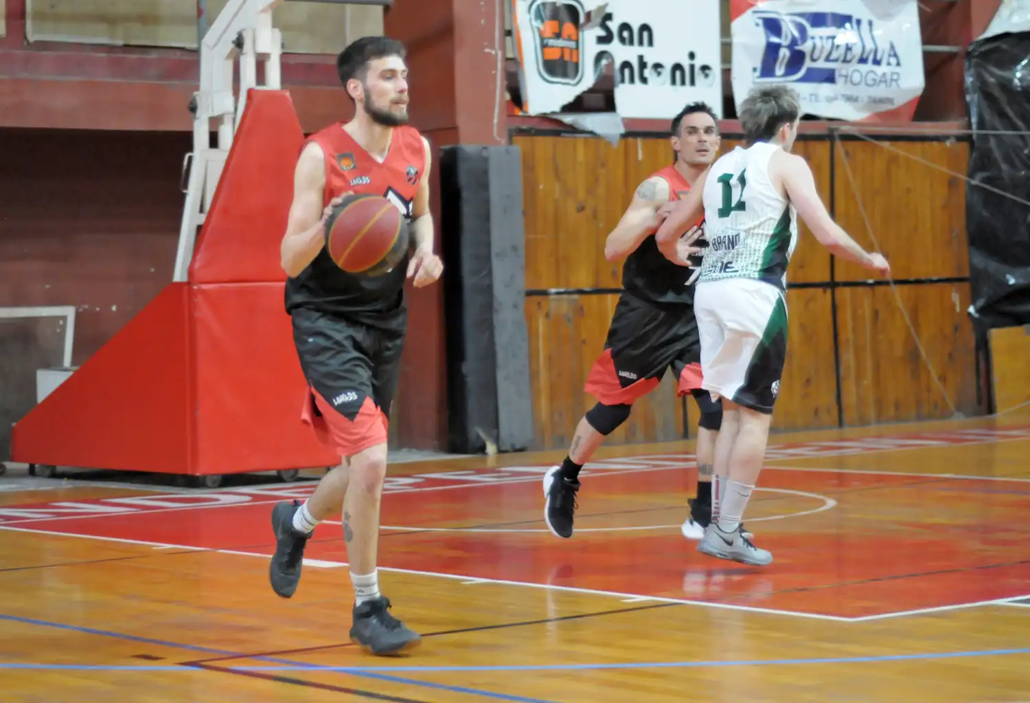Matías Gutkin sube el balón en la derrota del domingo ante Pueblo Nuevo.