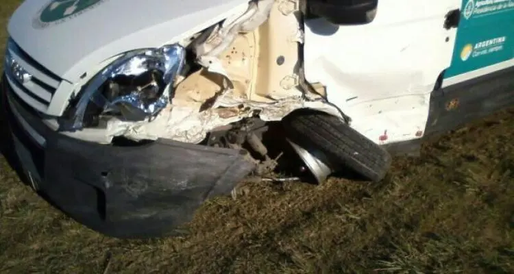 Combi que trasladaba alumnos de la Escuela Agropecuaria protagonizó accidente en ruta Nº 6