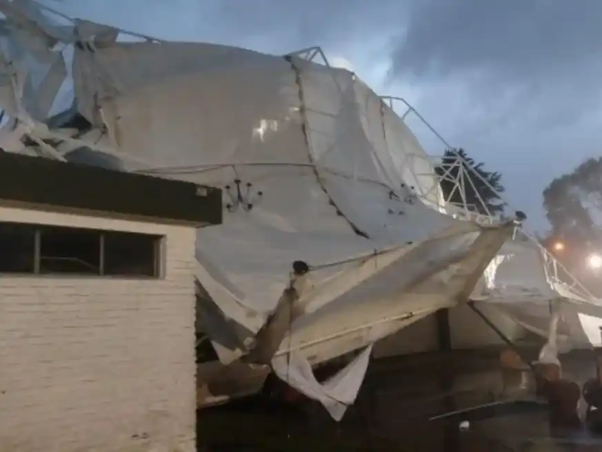 La carpa de la Sociedad Rural colapsó por completo tras el paso de la tormenta.