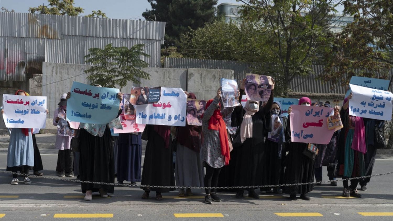 Afganistán: dispersaron a balazos una protesta de mujeres en apoyo a las de Irán