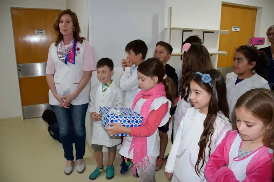 Chicos entregaron libros de cuentos en pediatría
