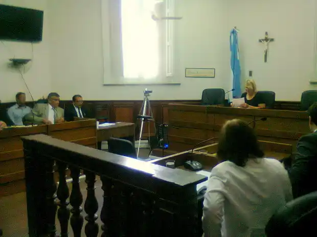 Inició el juicio a tres policías acusados de golpear a jóvenes 