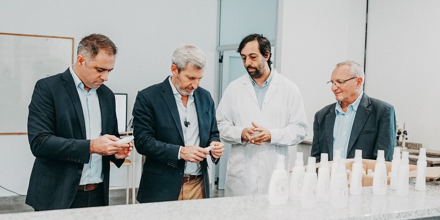 Rogelio Frigerio visitó la producción pública de repelente de mosquitos en Gualeguaychú