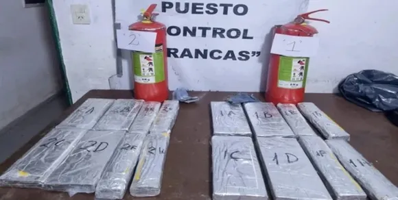 Gendarmería halló más de 12 kilos de cocaína camuflada en matafuegos de un micro