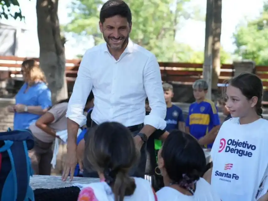 El gobernador Pullaro participó de la entrega de kits de descacharrado.