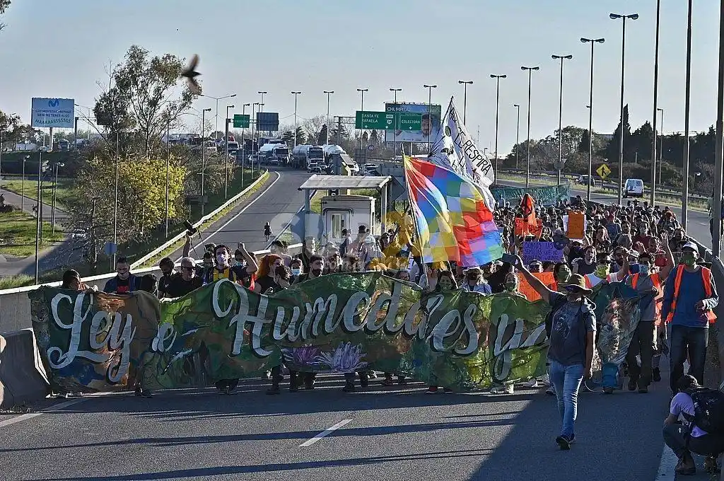 Ambientalistas cortaron el puente Rosario-Victoria por los nuevos incendios en humedales