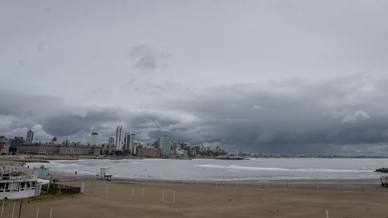 Para la jornada de este miércoles se esperan fuertes ráfagas de viento y tormentas, con una máxima de 18°.