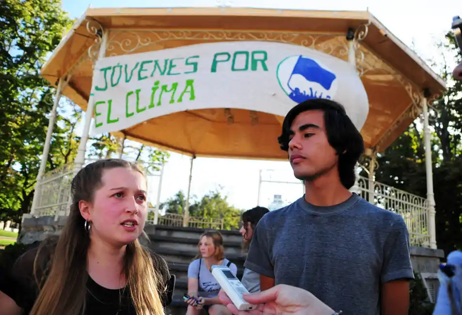 Jóvenes por el Clima realizaron una jornada  de limpieza de la Plaza y buscan concientizar