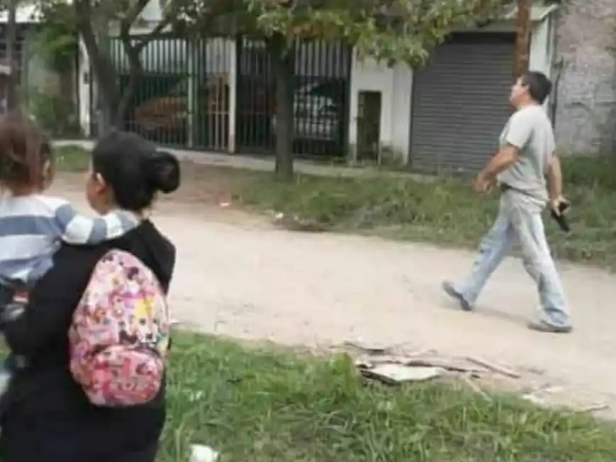 Almirante Brown: Identificaron al sujeto que disparó cerca de una escuela de Glew