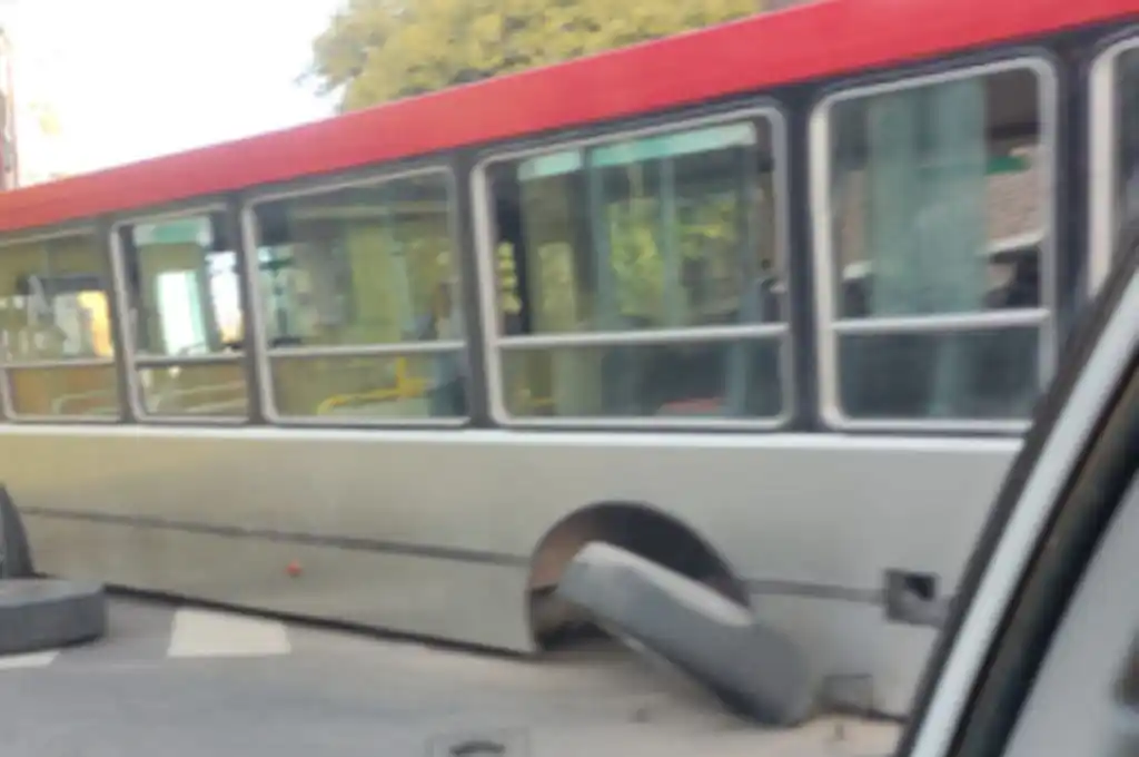 Hubo cortes de tránsito en el centro santafesino porque un colectivo perdió una rueda en Moreno y 4 de Enero