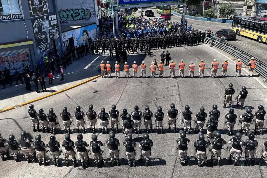 Un grueso cordón de efectivos de la Prefectura Naval Argentina (PNA) y de la Policía Bonaerense cortaban desde las 11 una de las subidas del Puente Pueyrredón, desde la localidad de Avellanada hacia Capital Federal.Foto Telam