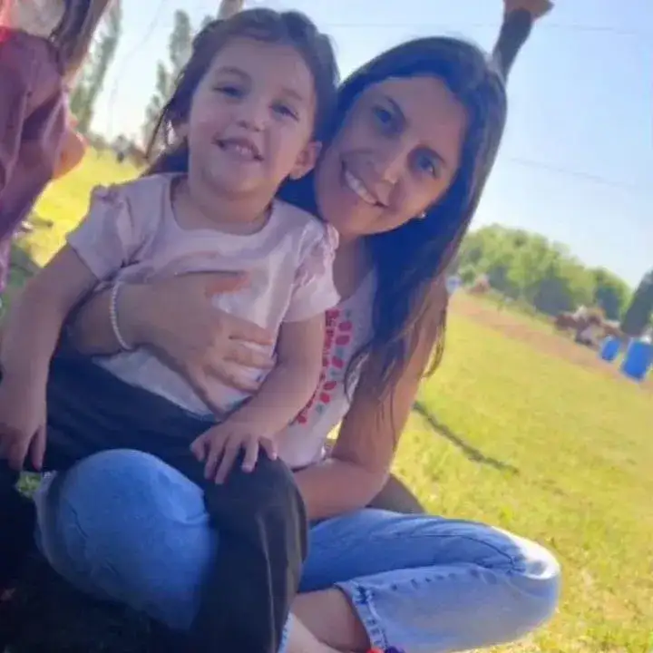 Tras el incendio, Luciana intenta reconstruir su hogar con la ayuda de la comunidad
