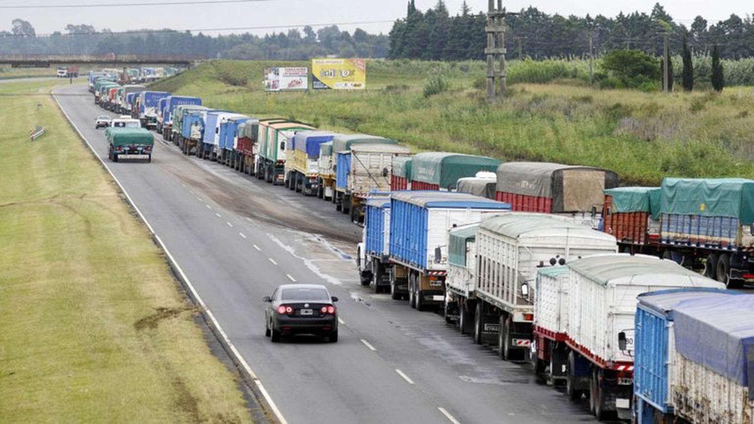 Manifestaciones de camioneros en rutas y accesos a la provincia