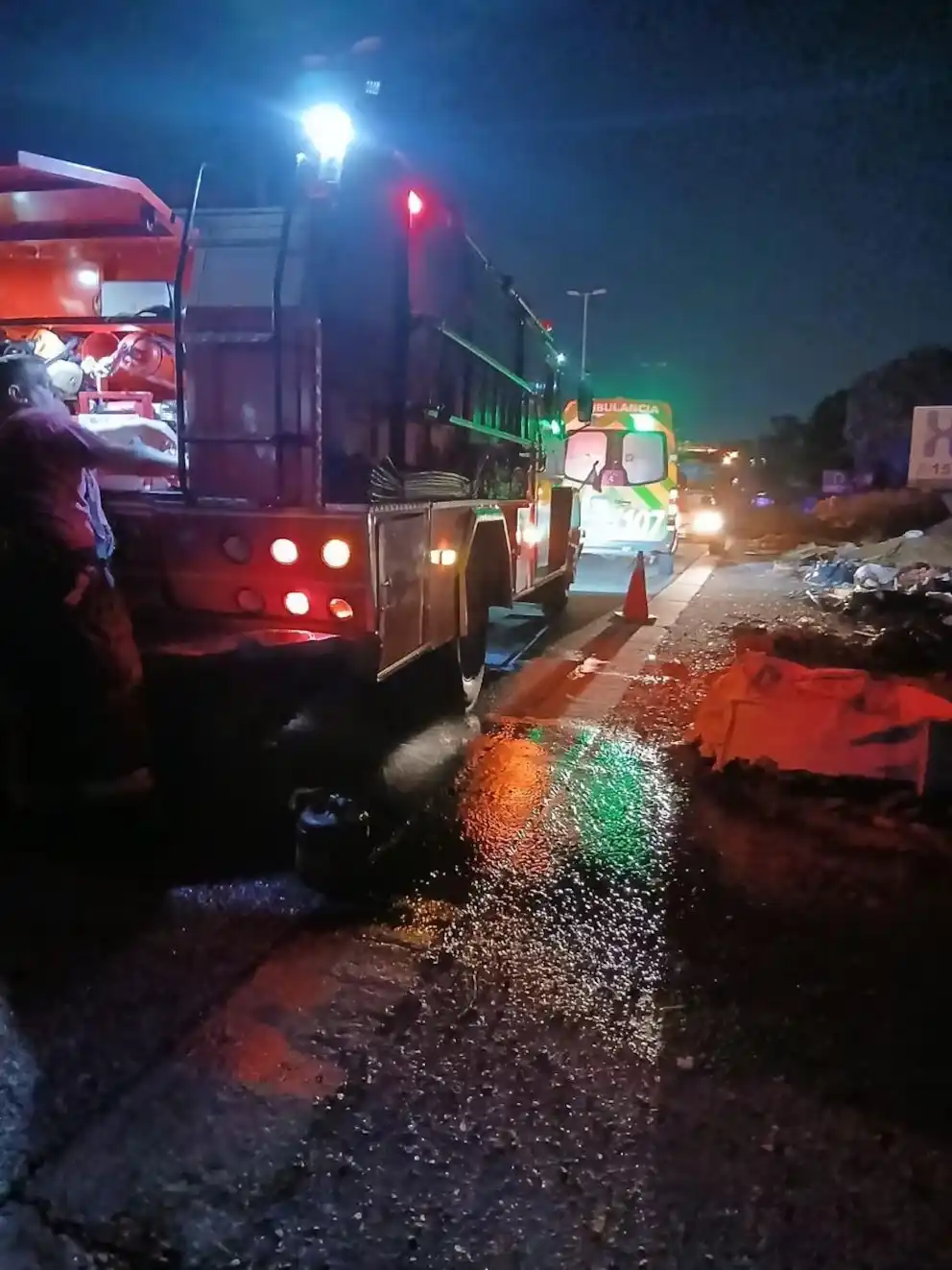 Accidente fatal en Morón: atropellaron a cuatro bomberos mientras apagaban un incendio y uno murió - 1