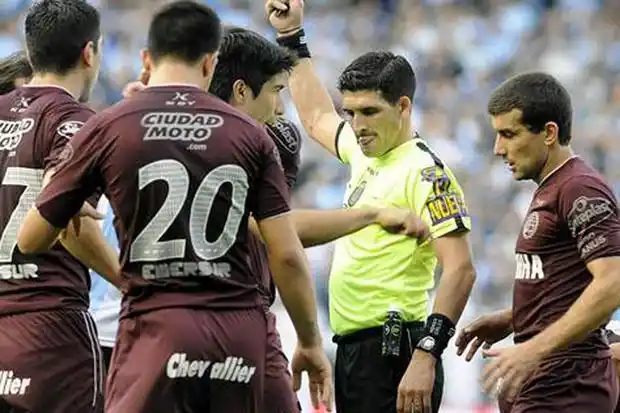 La AFA suspendió a Andrés Merlos por "tiempo indeterminado"