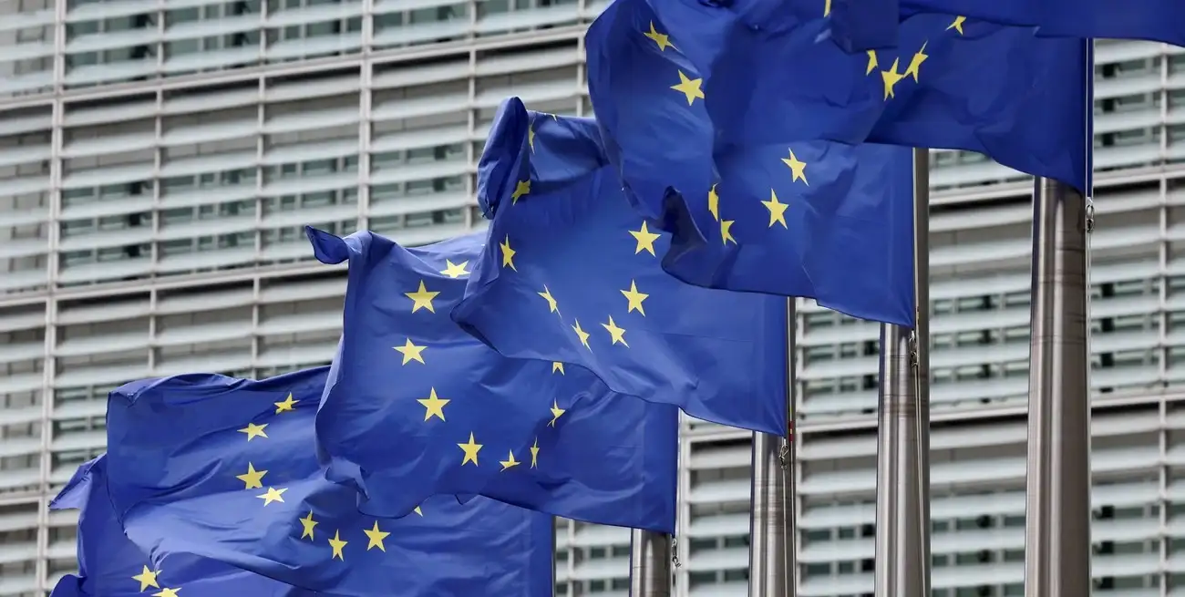 Las banderas de la Unión Europea en Bruselas. Crédito: REUTERS/Yves Herman/File Photo
