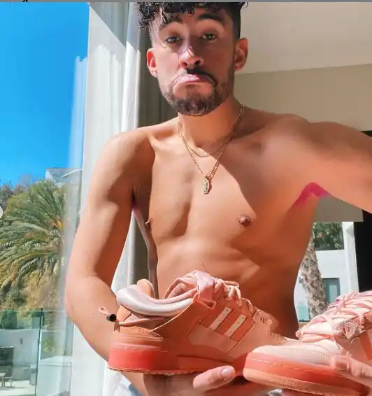 Bad Bunny se tiñó de rosado sus axilas para promover su nueva línea. Foto: Instagram