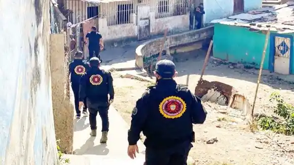 LA MATARON “POR SAPA”: seis miembros de una banda delictiva en Hoyo de la Puerta estrangularon a una mujer