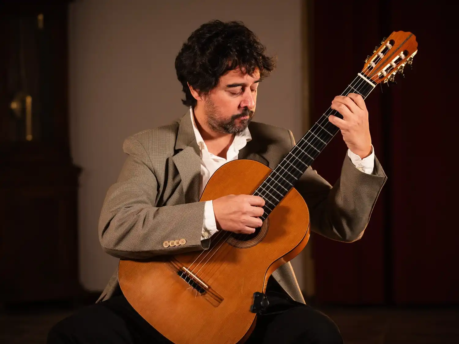 Juan Martín Caraballo publicó un libro que une guitarra solista, música del litoral y docencia