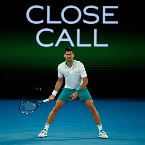 Djokovic y Karátsev, los primeros semifinalistas