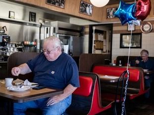 CRISIS en EE. UU. golpea a restaurantes: enfrentan recorte de gastos de los consumidores