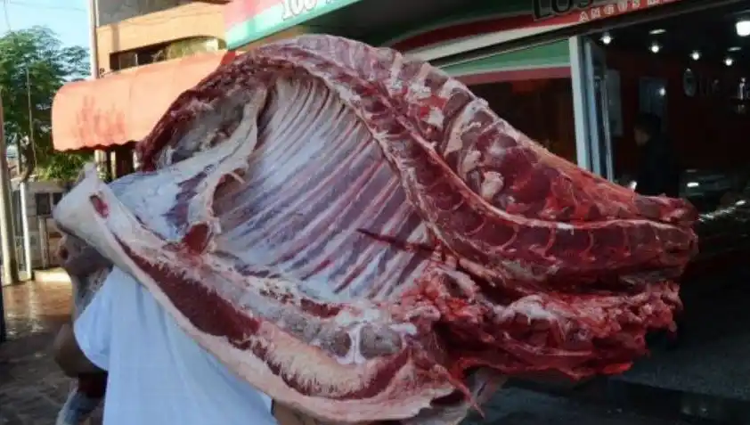 Como para un asadito: robaron media res, vino, salame y queso en una carnicería de Teodelina