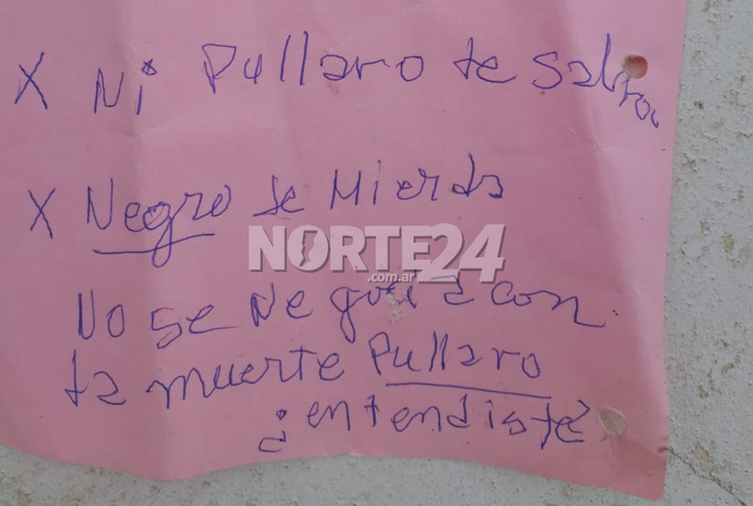 Manuscrito con amenaza contra el gobernador Pullaro.