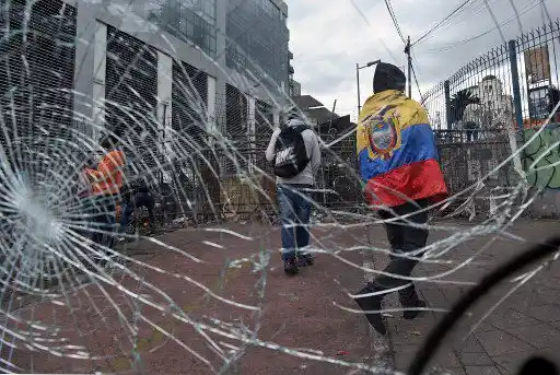 15 DÍAS DE PROTESTAS EN ECUADOR: derogan estado de excepción, bajan precios del combustible y continúa conflicto con los indígenas