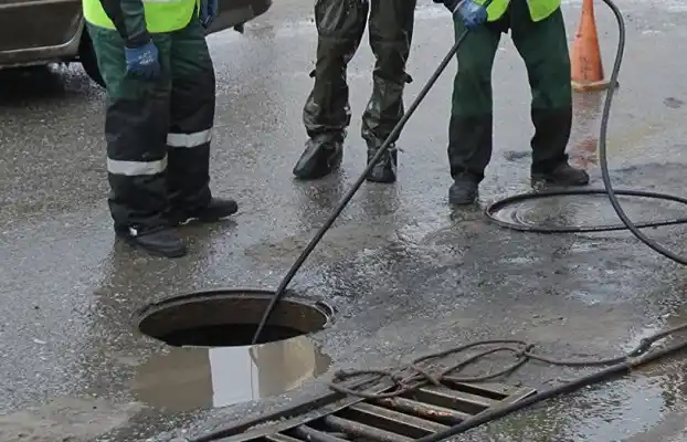 Una mujer cayó en una alcantarilla y encontró un nene perdido