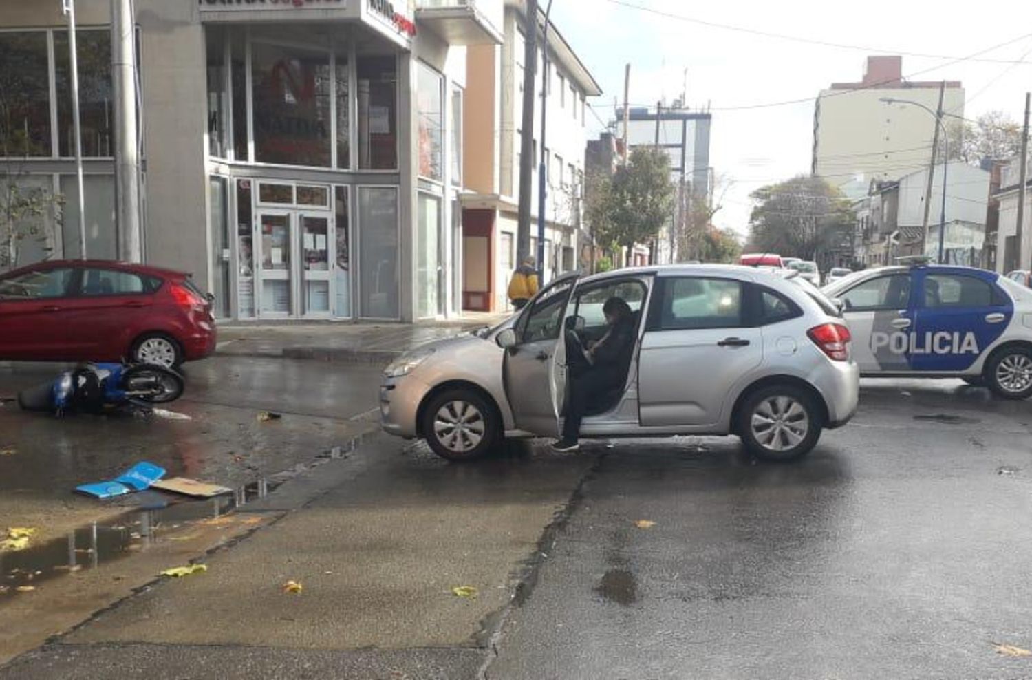 Fuerte choque entre un auto y una moto conducida por un hombre de 76 años: un herido