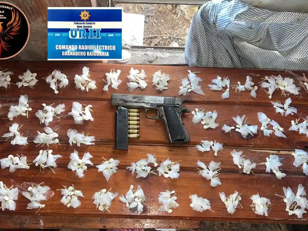 Un menor y dos adultos detenidos con un arma de fuego y más de 280 envoltorios con cocaína