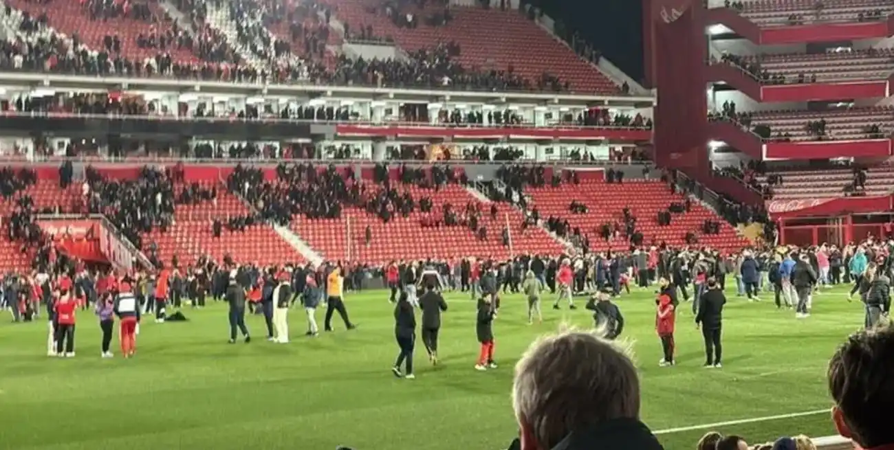 La cancha de Independiente durante la gresca. Foto: Archivo