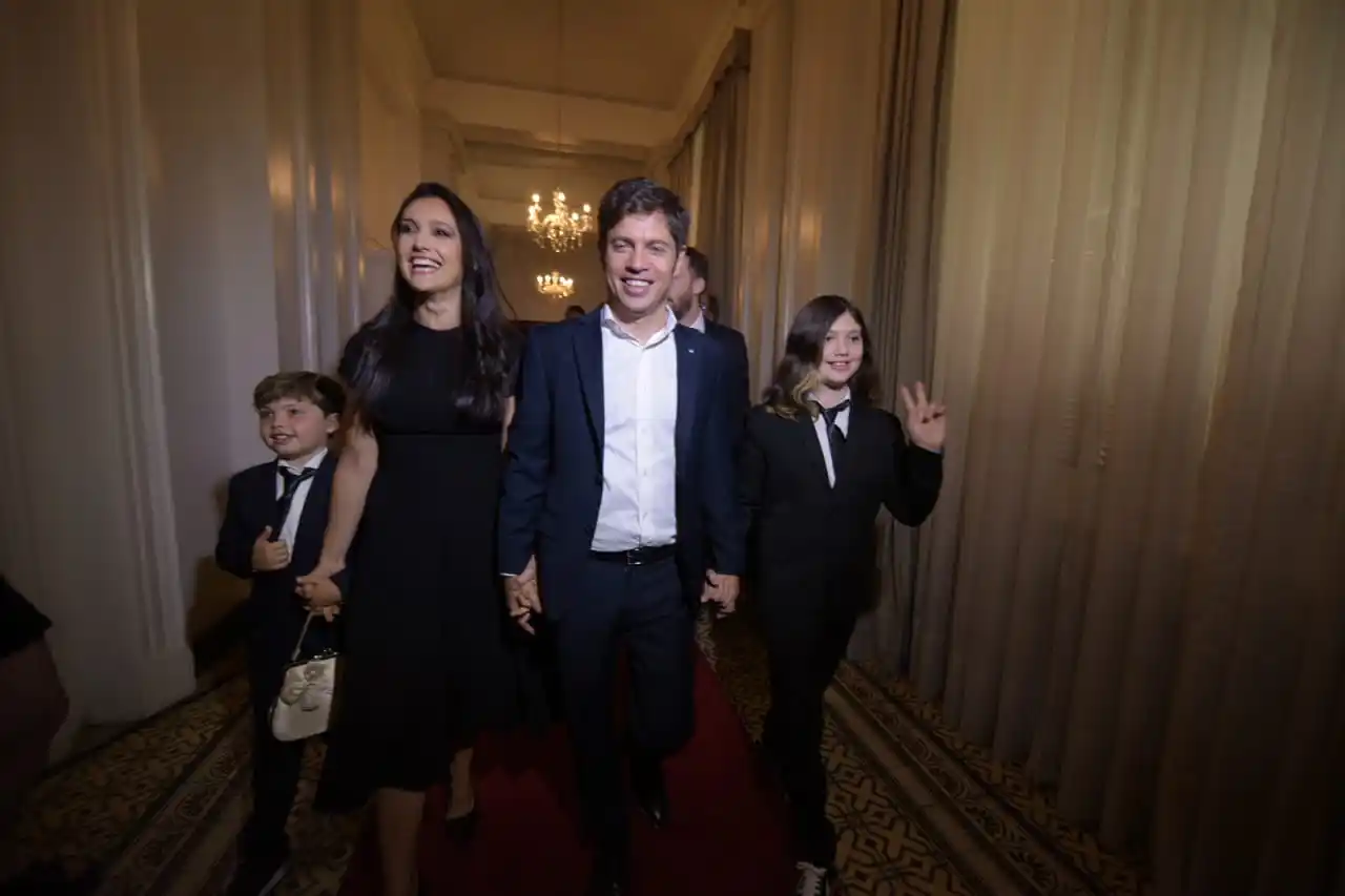 Asume el Gobernador: Kicillof entró a la legislatura con su familia