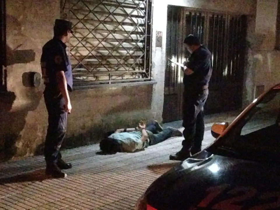 Policía y vecinos persiguieron y atraparon a un arrebatador