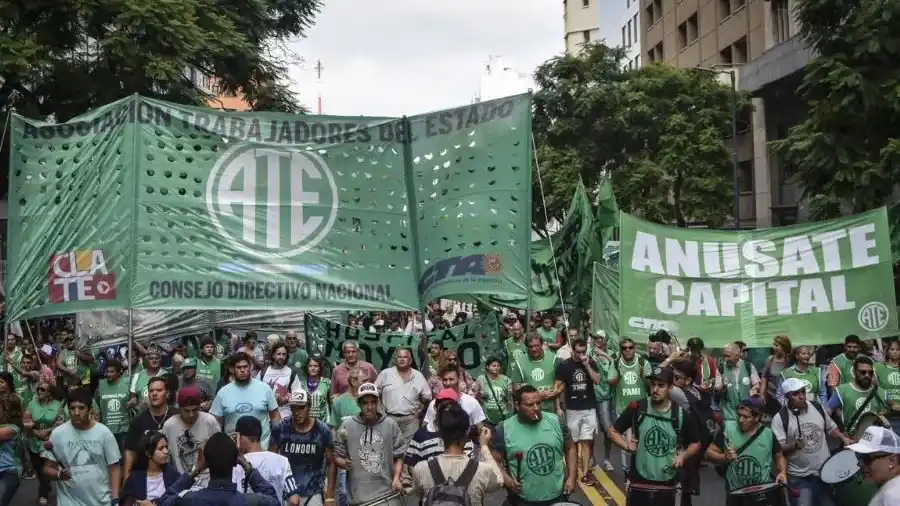 Suspendieron el decreto del Gobierno que eliminaba la jornada no laborable del Día del Empleado Público.
