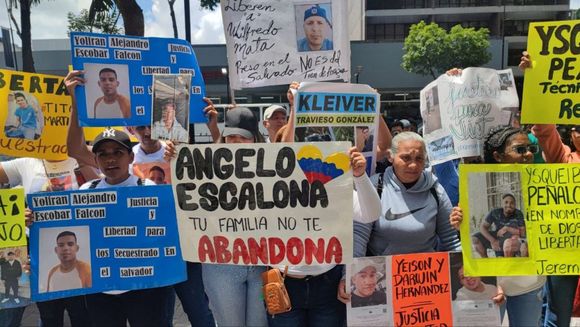 «SON VÍCTIMAS, NO CRIMINALES»: Familias venezolanas urgen a la ONU proteger a deportados en El Salvador (+Detalles)