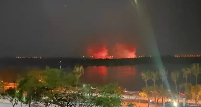 Prefectura y Bomberos trabajan para controlar un incendio frente a la Costanera de Paraná