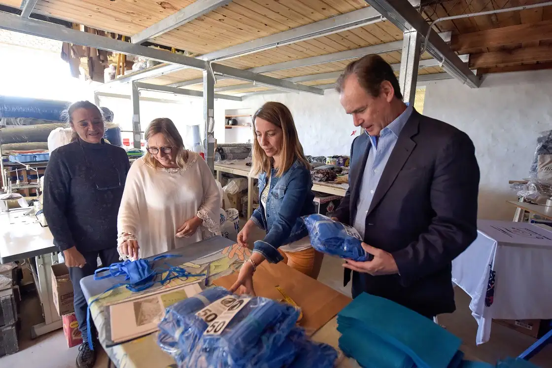 Bordet visitó una cooperativa de trabajo textil que fabrica barbijos